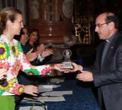Doña Elena entrega el premio Accésit al mejor proyecto humanitario dirigido a la infancia a la Fundación Privada de la Obra Mercedaria, al prior de la